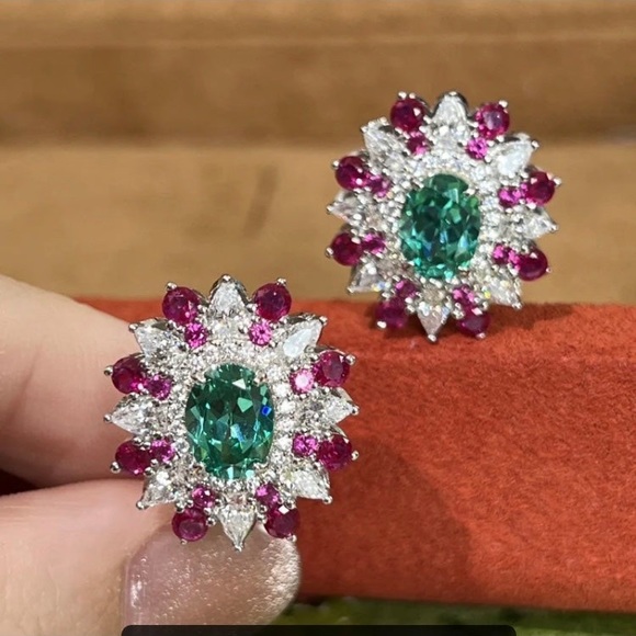 Absolutely stunning emerald and ruby lab created crystals studs - Picture 5 of 11
